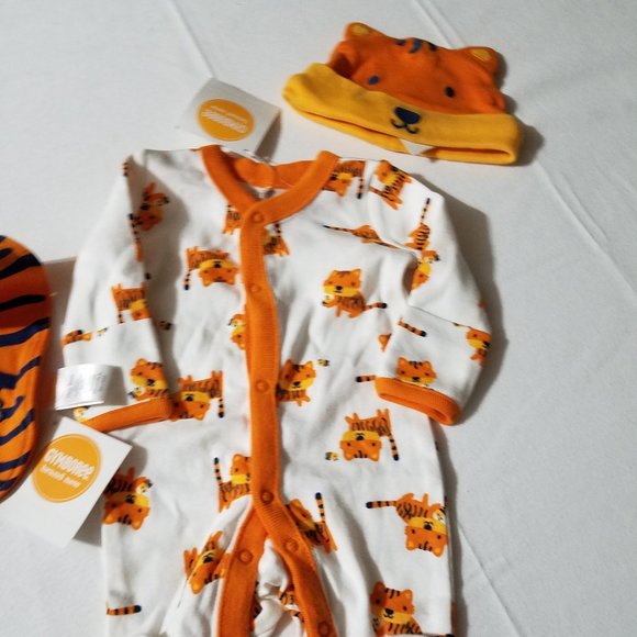 Gymboree Little Roar Newborn Sleeper, hat & bib set NWT - Picture 2 of 4